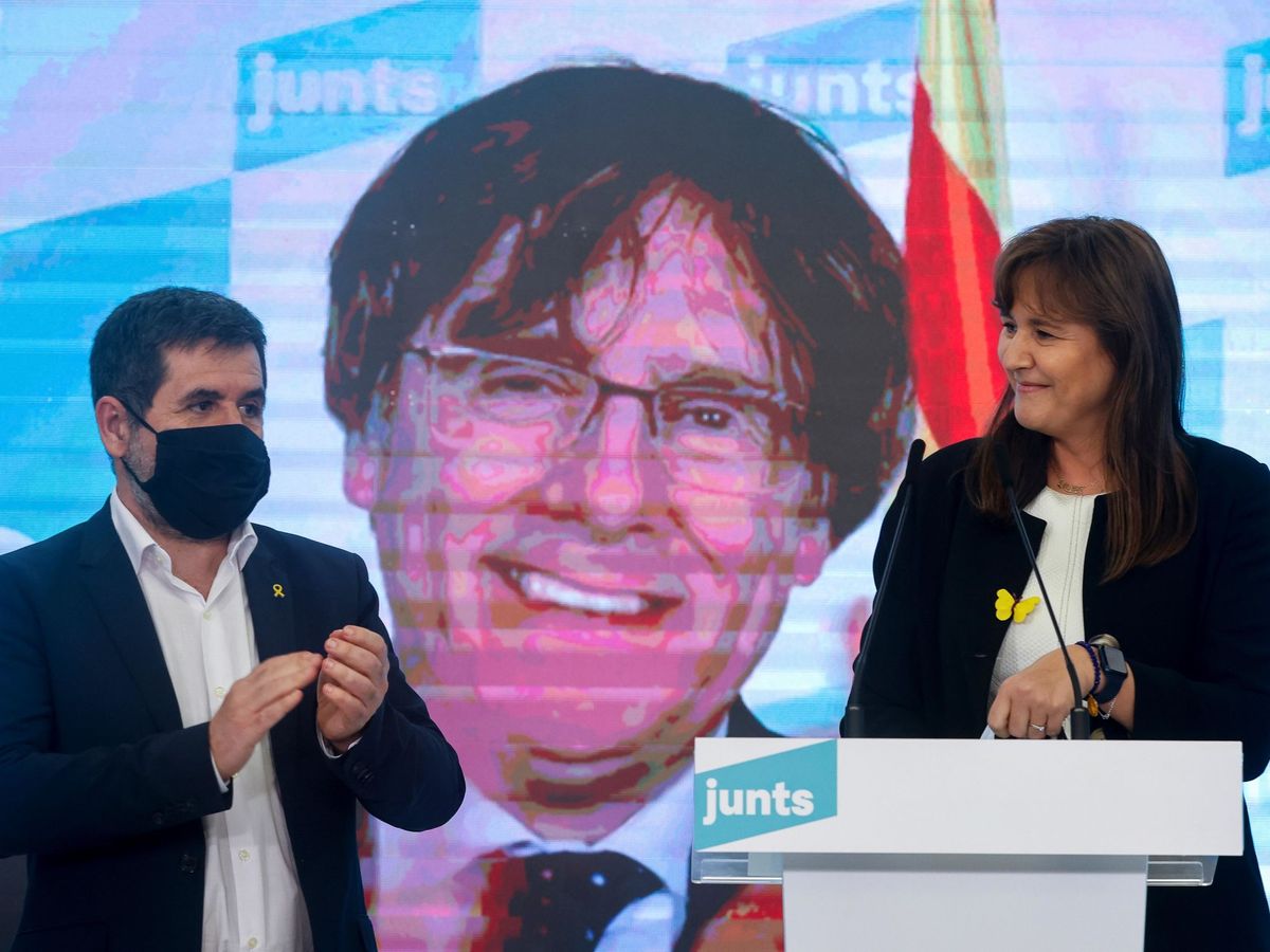 Foto: Laura Borràs, junto a Jordi Sànchez y una imagen de Puigdemont. (EFE)