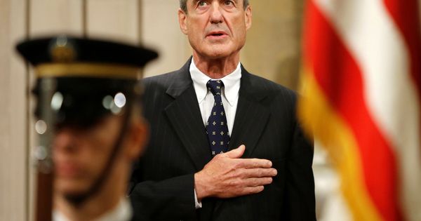 Foto: Robert Mueller durante una ceremonia de despedida tras retirarse del FBI en agosto de 2013. (Reuters)