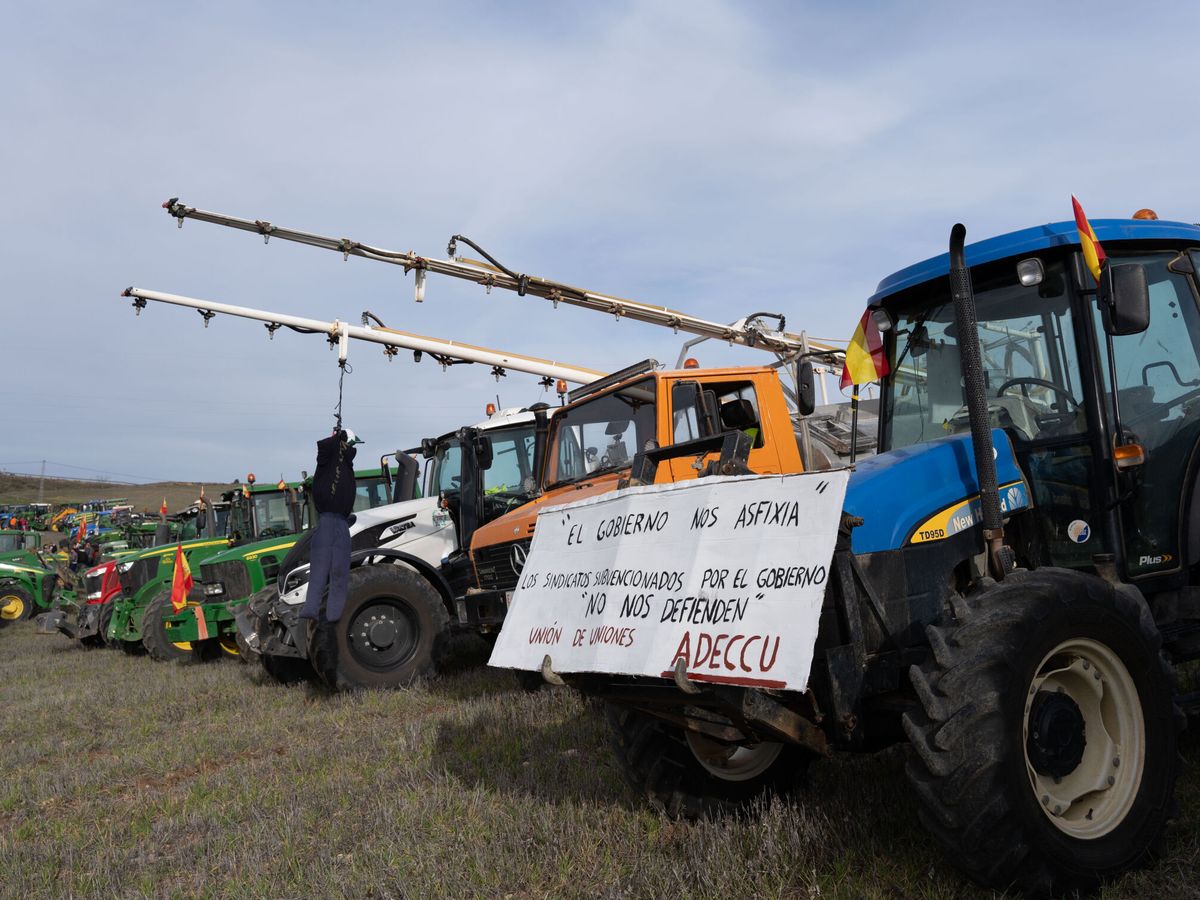 Foto: Los tractores bloquean las carreteras españolas para pedir mejoras en el sector. (Europa Press/Lola Pineda)