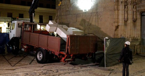 Foto: Una técnica supervisa la carga en un camión de la Cruz franquista de los Caídos de Callosa de Segura. (EFE)