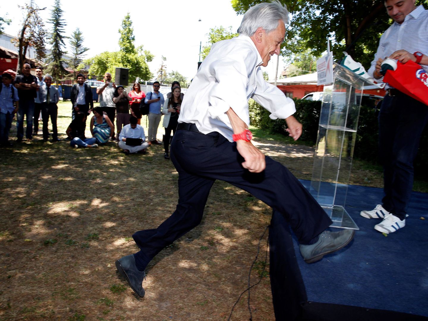El candidato Sebastián Piñera en un mitin electoral en Santiago. (Reuters)