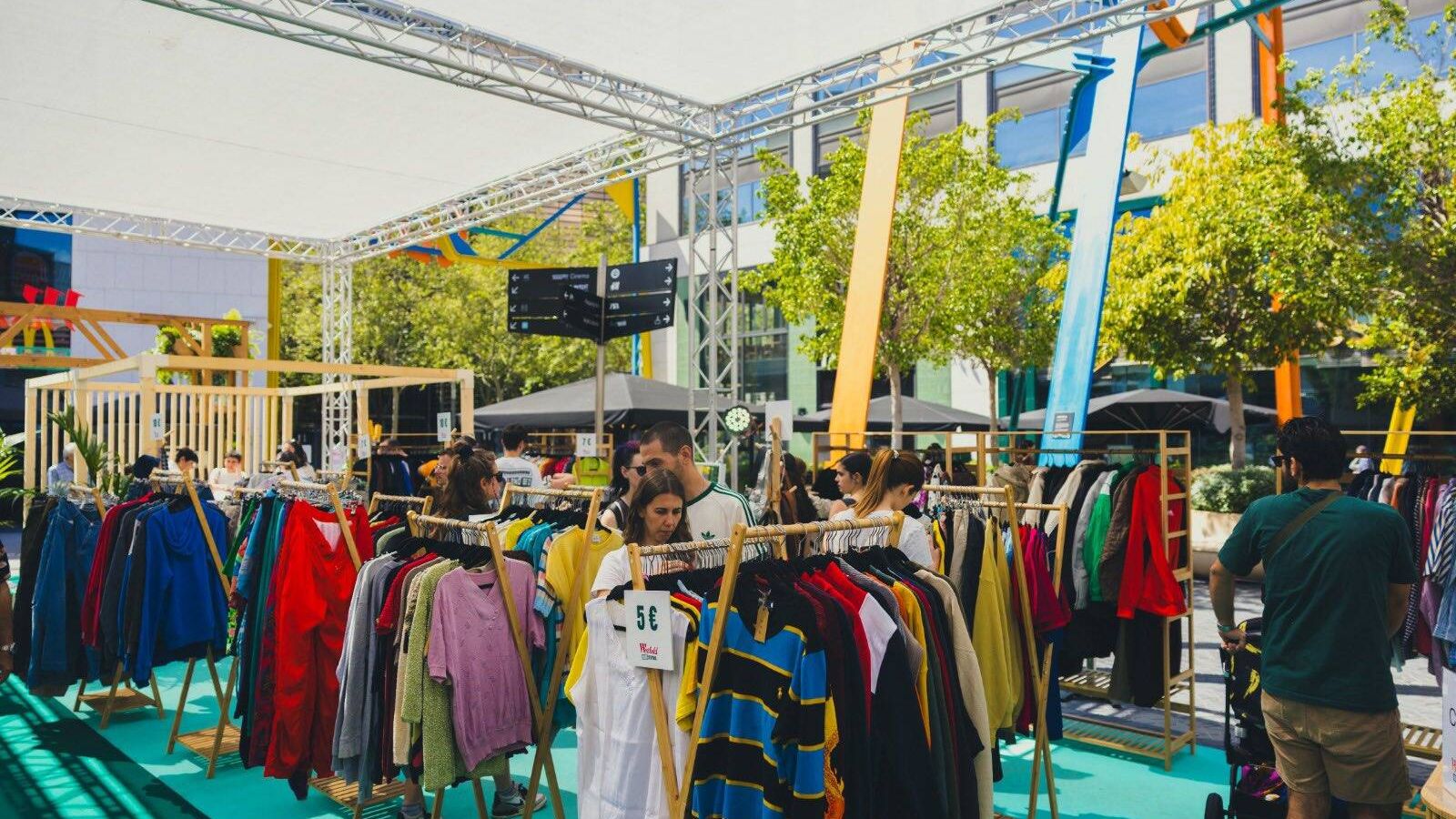 Plan gratis en Barcelona este fin de semana: el mercadillo sostenible donde 'influencers' como Gigi Vives sacan la ropa de su armario a la venta