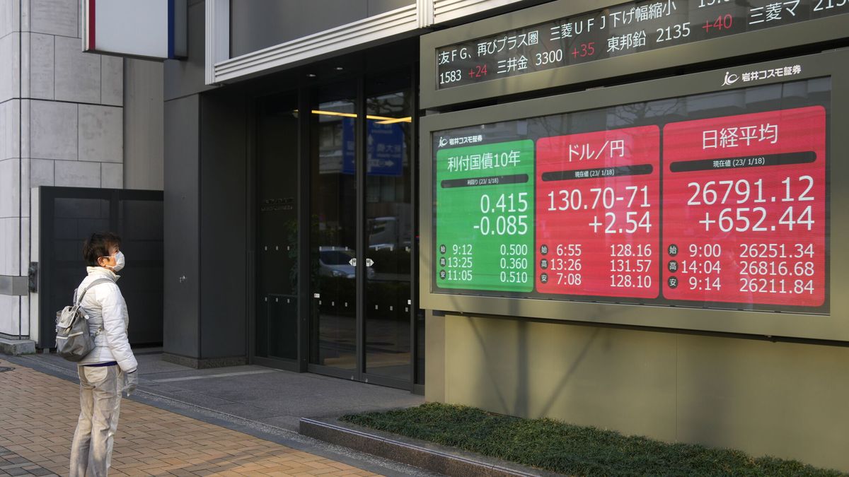 El Nikkei sube un 2,5% y el yen cae con fuerza tras alejar el Banco de Japón las subidas de tipos 