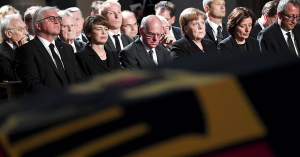 Foto: Las fuerzas vivas alemanas, con la canciller Angela Merkel al frente, en el funeral de Helmut Kohl en Estrasburgo. (Reuters)