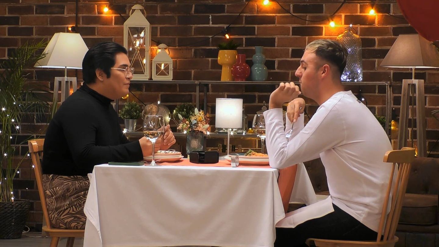 Eddie y Adrián cenan en el restaurante de 'First Dates'. (Mediaset)