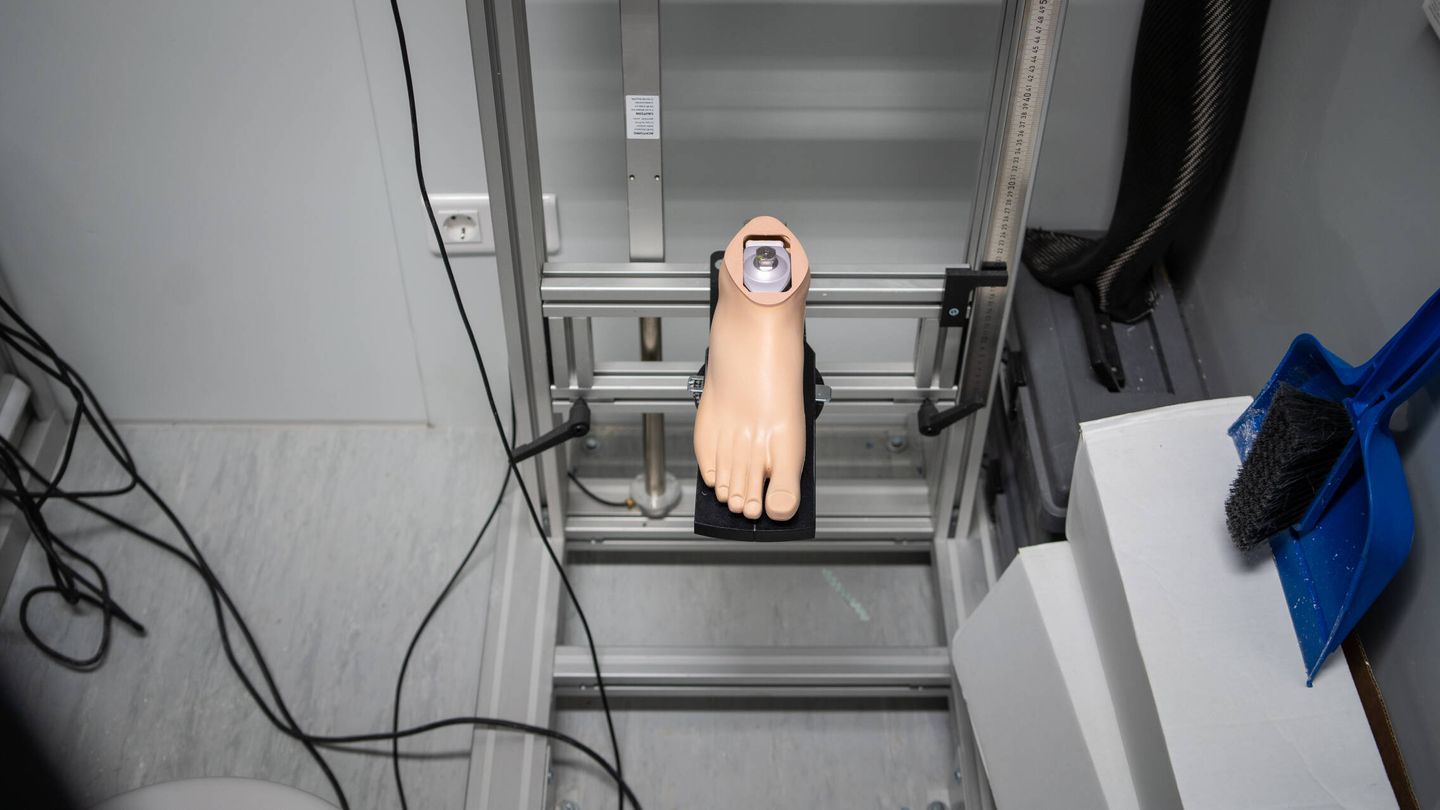 Un pie prostético, en el centro Unbroken. (Fermín Torrano)