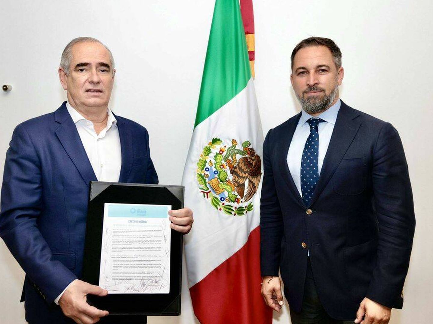 El líder de los senadores del PAN, Julen Rementería, sostiene la Carta de Madrid firmada junto al líder de Vox, Santiago Abascal.