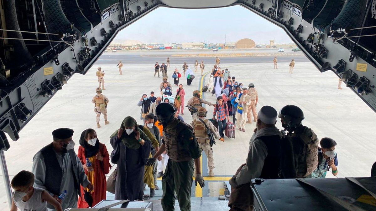 El cerco talibán dificulta la salida de afganos y España llena el avión con personal de la UE