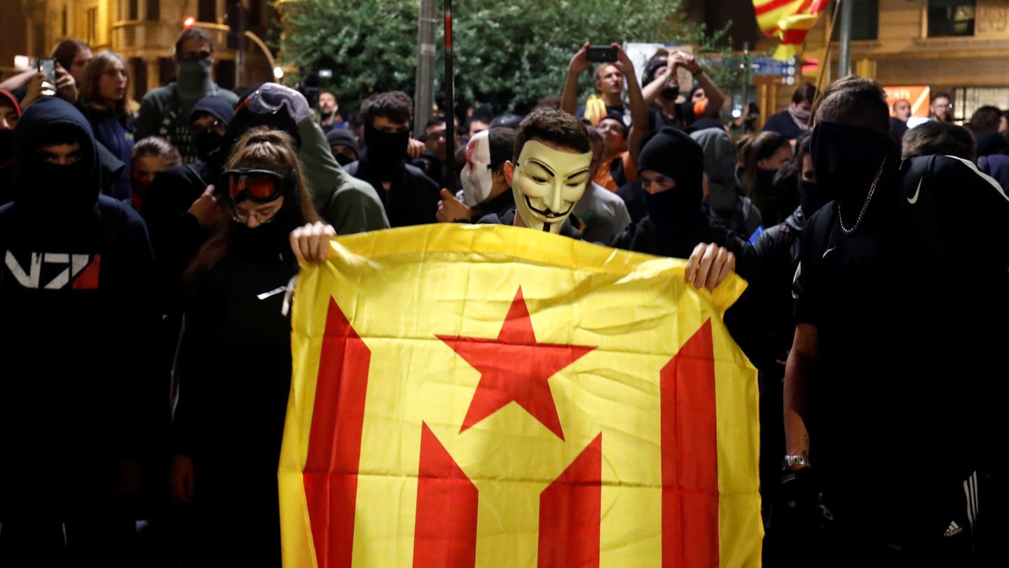 Independentistas catalantes ante la Jefatura Superior de Policía de Barcelona. (Reuters)