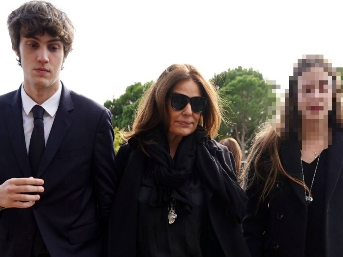 Foto: La viuda de Fernando Fernández Tapias y sus dos hijos menores. (Cordon Press)