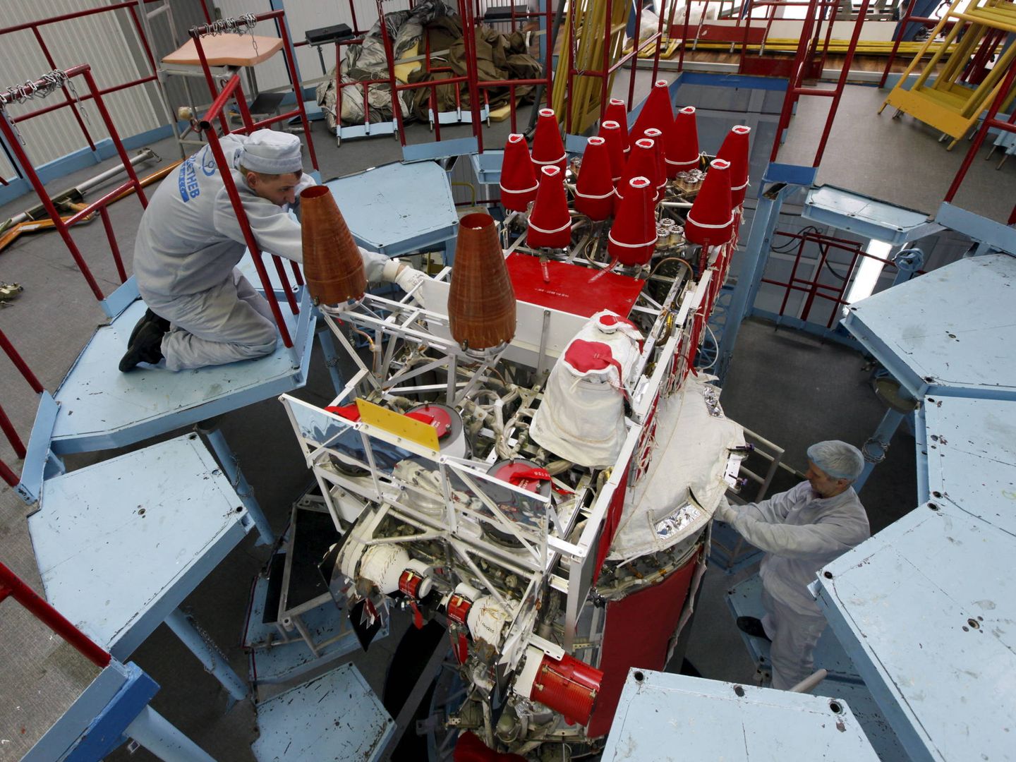 Un técnico trabaja en un satélite GLONASS-M en un centro ubicado en Zheleznogorsk, Siberia. (Reuters)