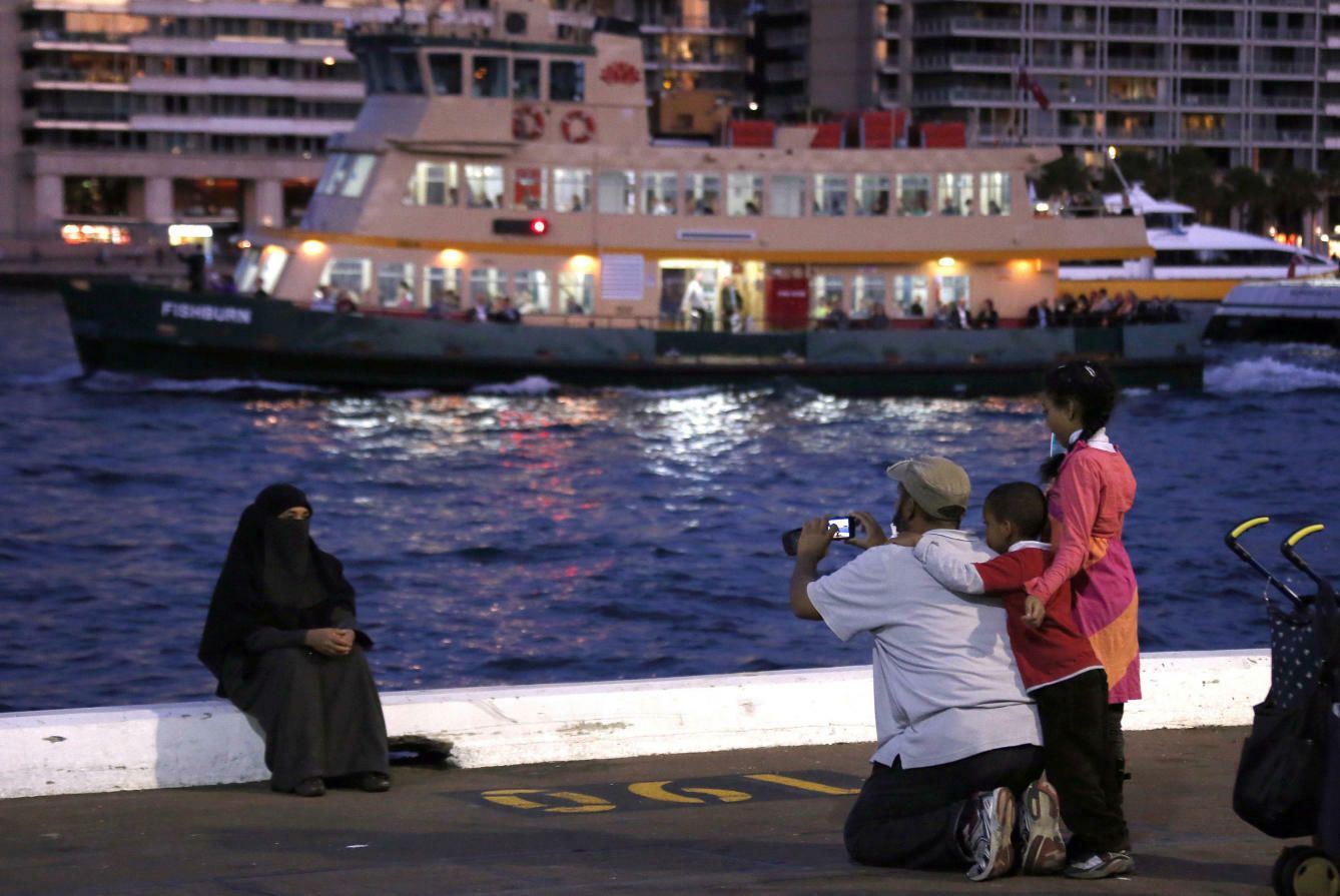 Una mujer musulmana, vestida con un velo integral, se toma una foto con su familia en Sídney. (Reuters)