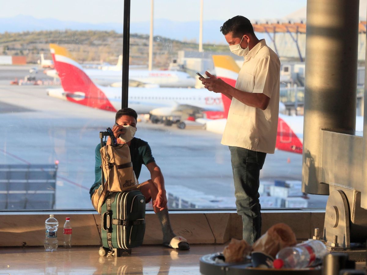 Foto: Gente esperando en un aeropuerto de Aena. (EFE)