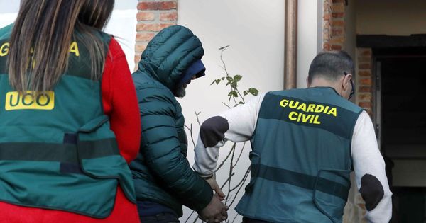 Foto: Agentes trasladan al presunto inductor del asesinato a la vivienda familiar de Belmonte de Pría (Llanes) para el registro. (EFE)