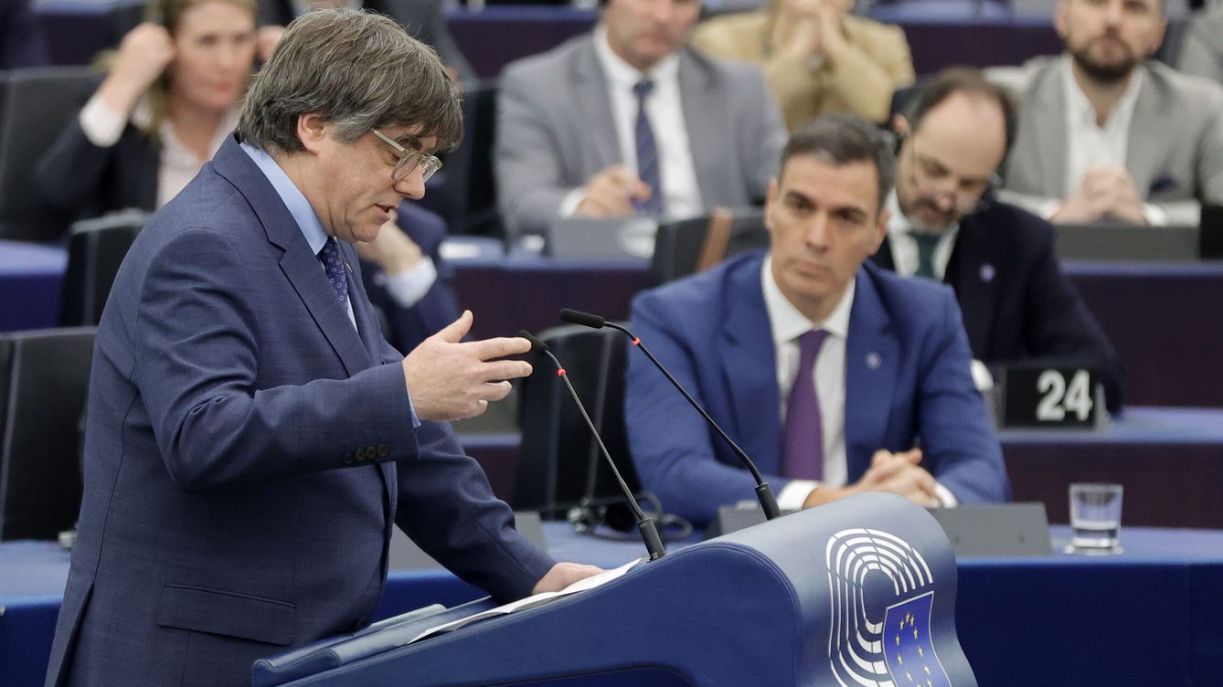 Foto: Pedro Sánchez, al fondo de la imagen, escucha la intervención de Carles Puigdemont en el Parlamento Europeo. (EFE/Ronald Wittek)