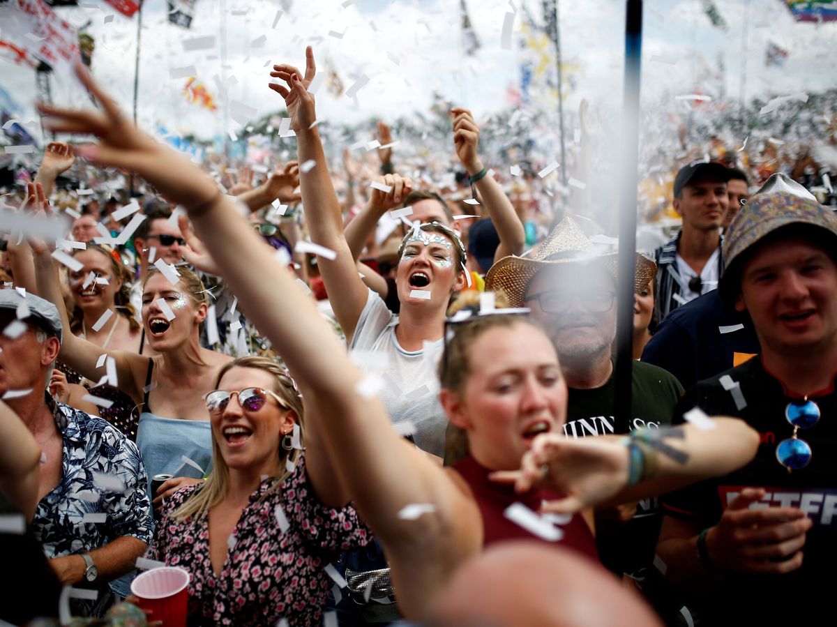 Foto: Asistentes al festival de Glastonbury. Foto: Reuters
