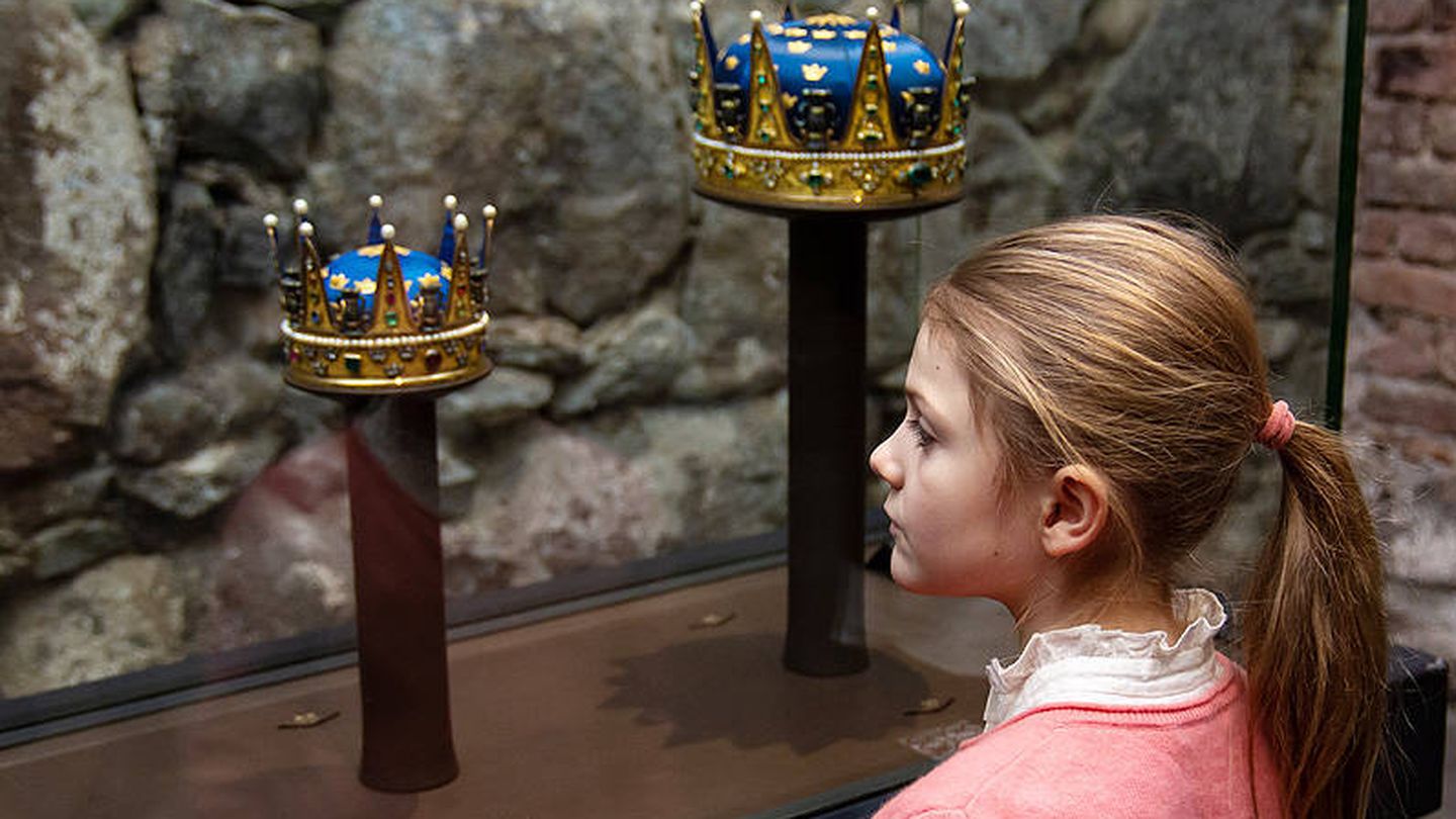 Estelle de Suecia, durante una de sus lecciones 'royal'. (Henrik Garlöv/Casa Real)