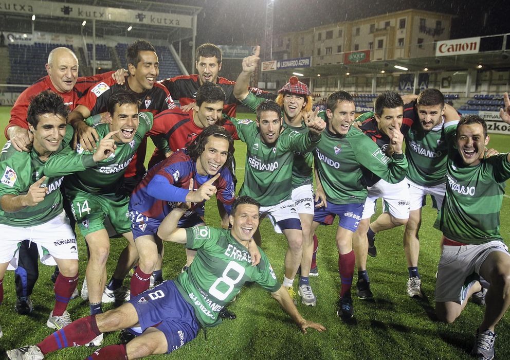 Foto: Los jugadores del Eibar celebran sobre el césped de Ipurúa el ascenso a Primera División.