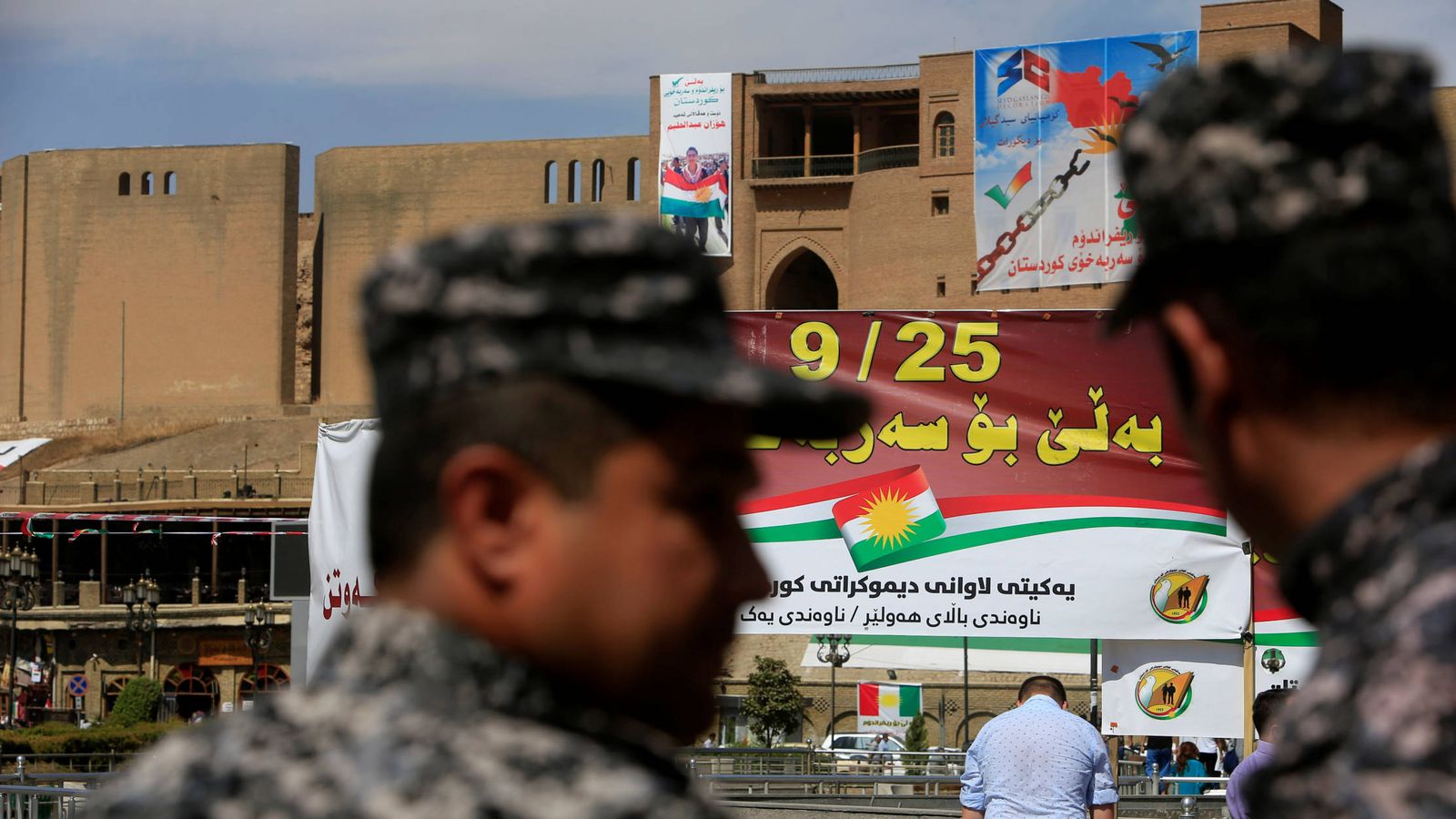 Foto: Policías kurdos observan una carteles a favor del referéndum, en Erbil. (Reuters)
