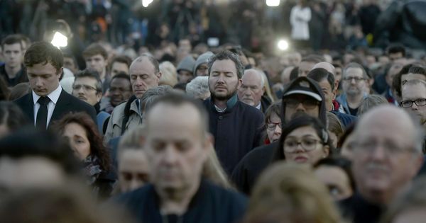 Foto: Miles de personas mantienen un minuto de silencio durante una manifestación en Trafalgar Square en homenaje a las víctimas, el 23 de marzo de 2017. (Reuters)