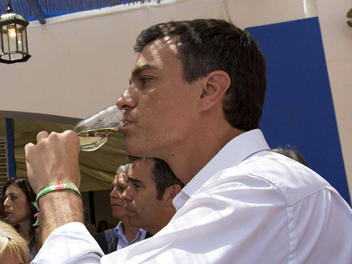 Foto: Pedro Sánchez tomándose un vino. (EFE)