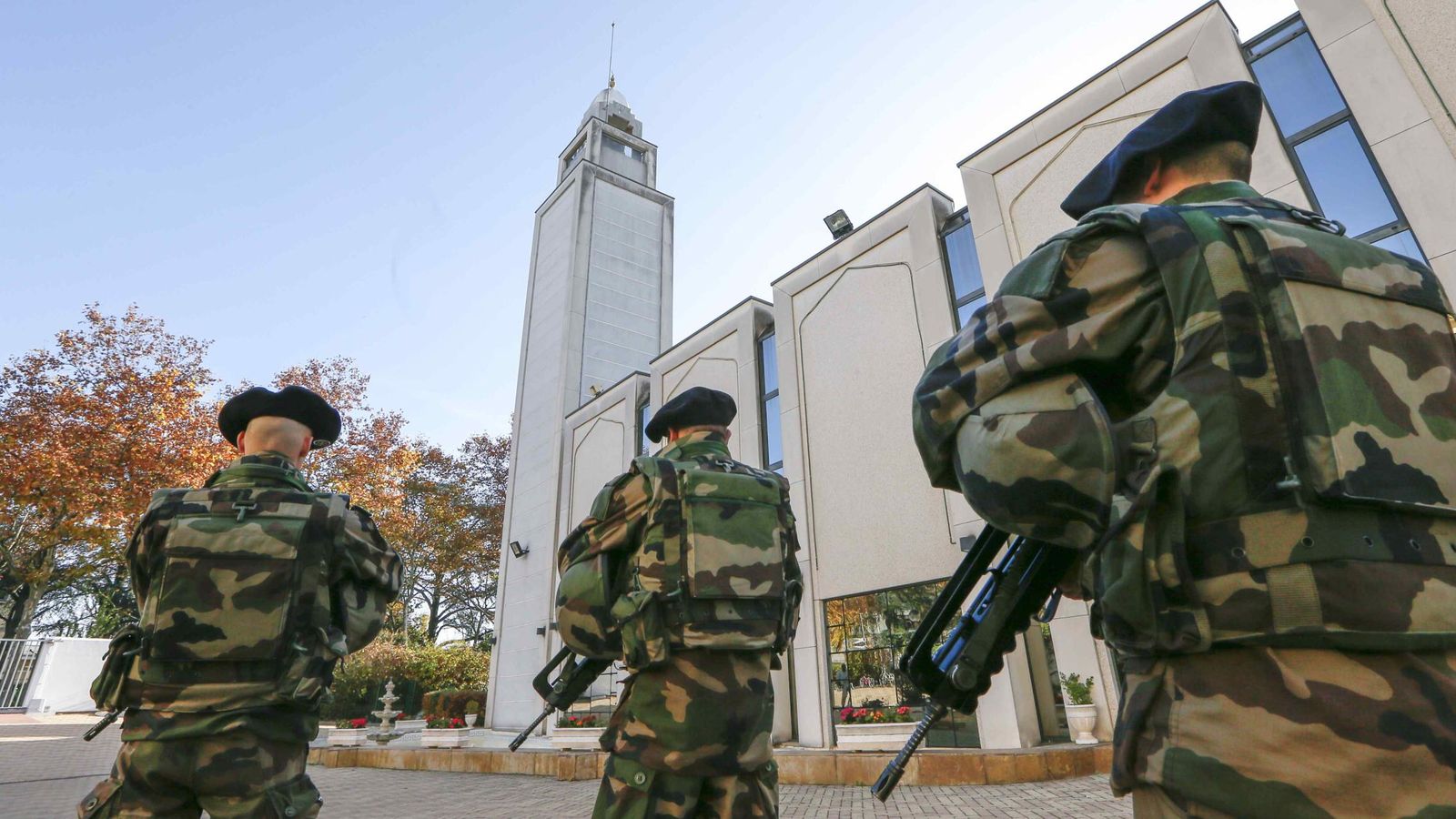 Foto: Militares franceses custodian la Gran Mezquita de Lyon, el 15 de noviembre de 2015. (Reuters)