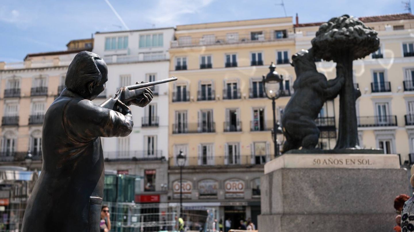 La estatua del emérito en la Puerta del Sol. (Europa Press)