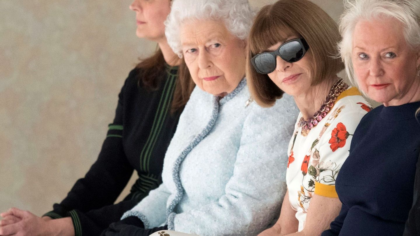 Isabel II, con Anna Wintour y Angela Kelly a su izquierda durante la Semana de la Moda de Londres 2018. (EFE)