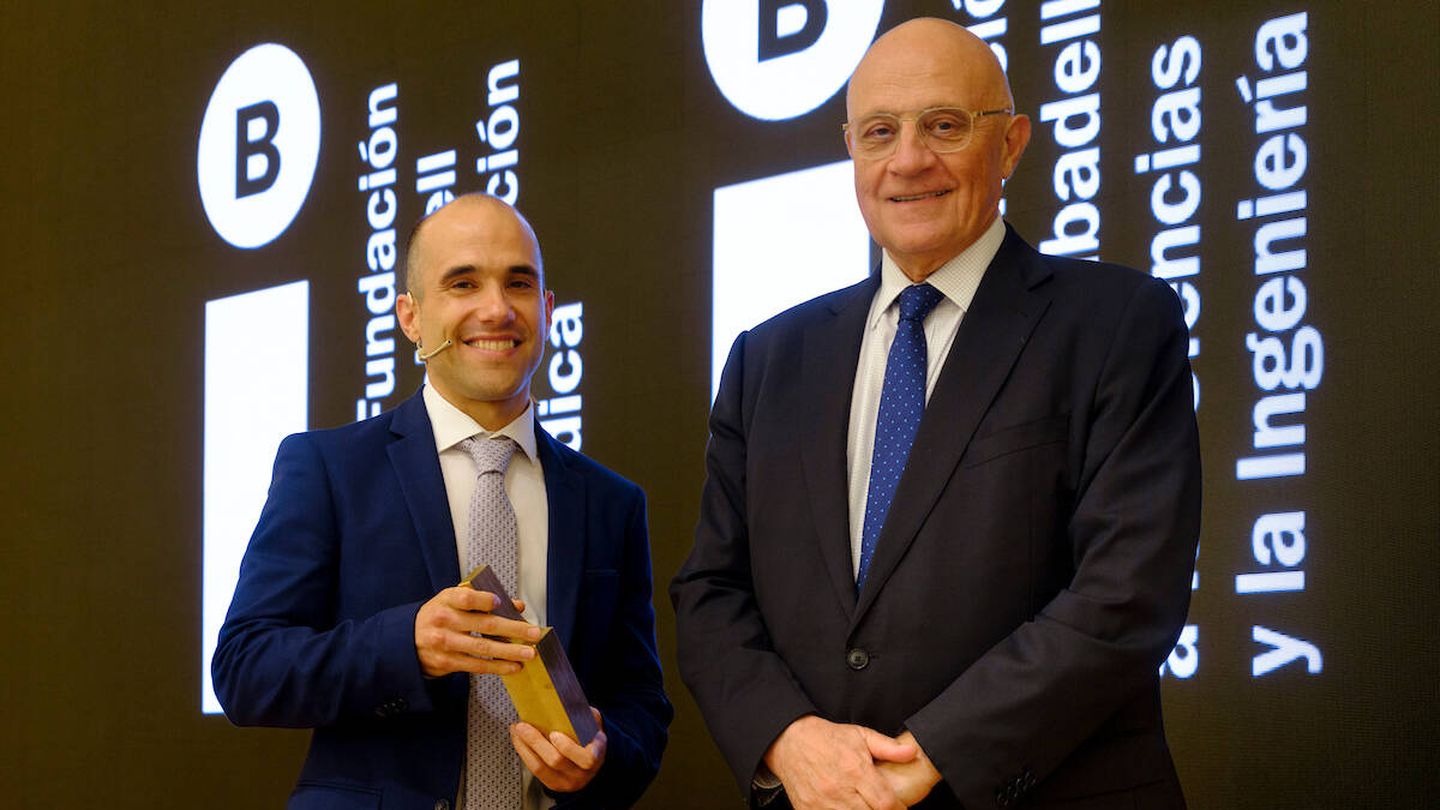  Juan Miguel Morales, ganador del VII Premio Fundación Banco Sabadell a las Ciencias y la Ingeniería; y Josep Oliu, presidente de la entidad bancaria.