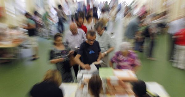 Foto: Votaciones en un colegio electoral de Barcelona. (EFE)