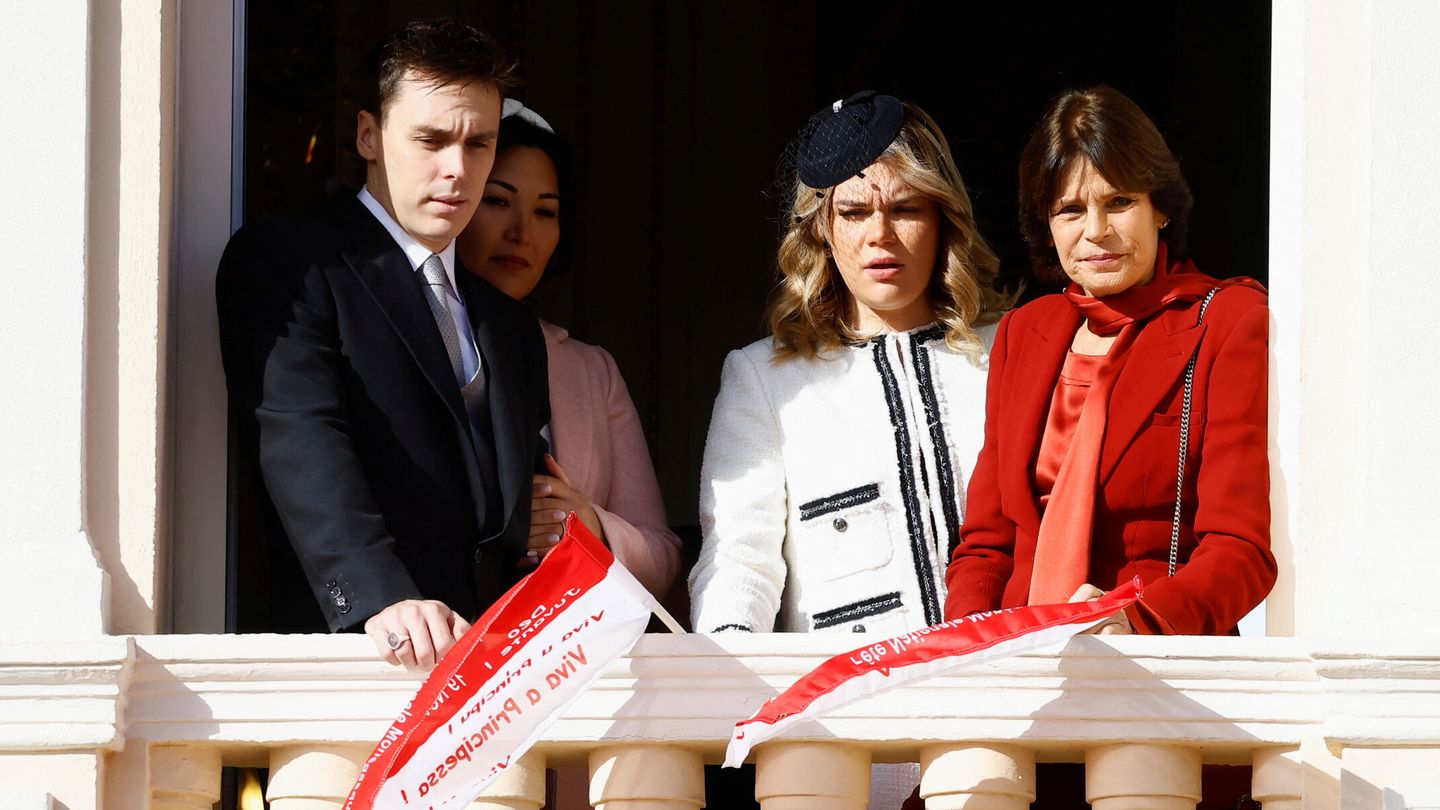 Estefanía, con dos de sus hijos y la esposa de Louis en el balcón de palacio. (Reuters)