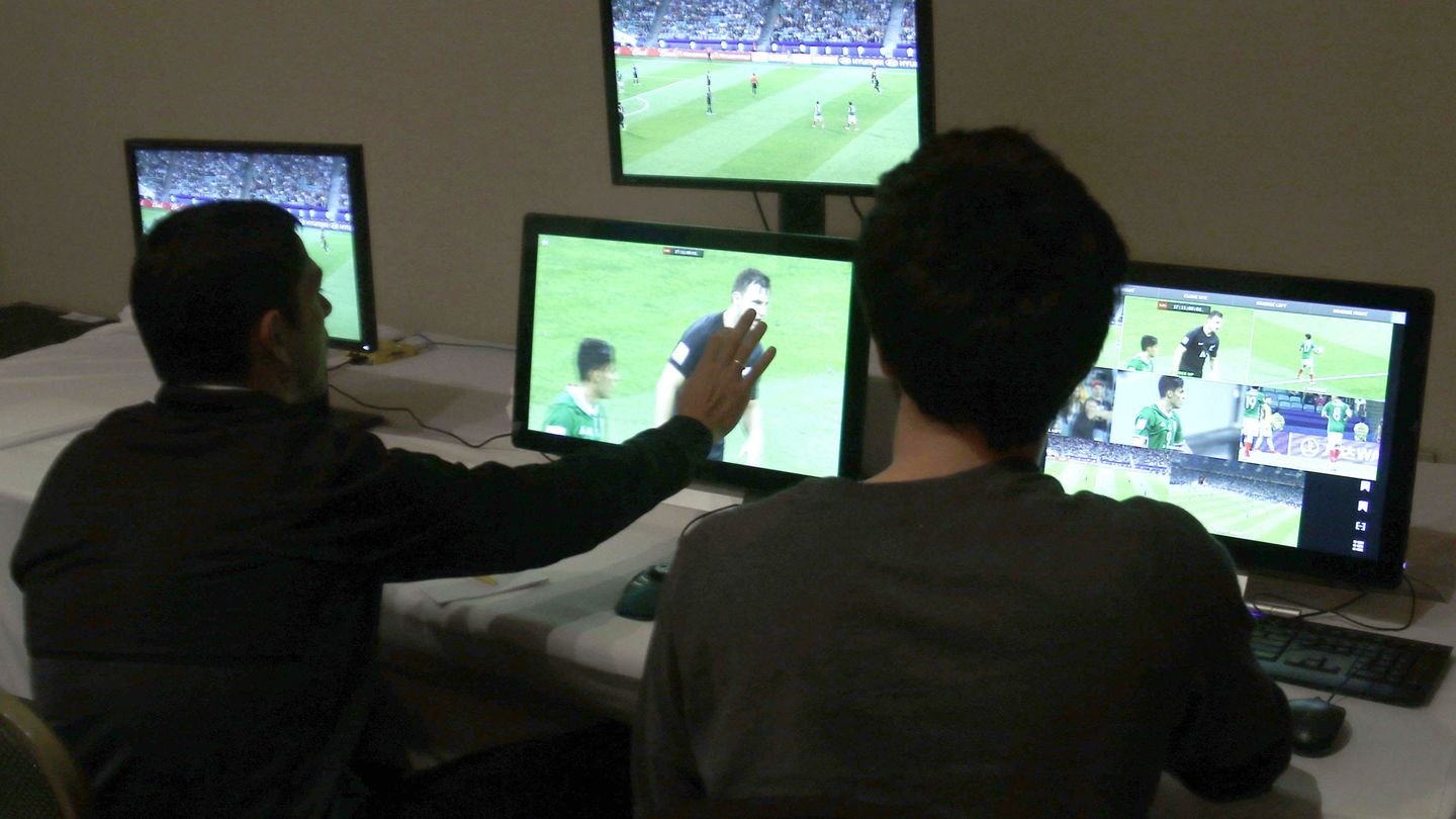 Dos personas trabajan en el sistema de VAR, que se utiliza en la Copa Libertadores. (EFE)