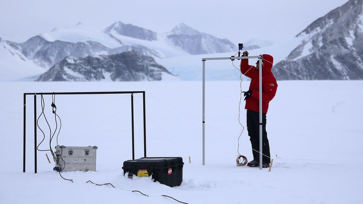 Científico estudiando la capa de ozono en la Antártida. (EFE/F. Trueba)