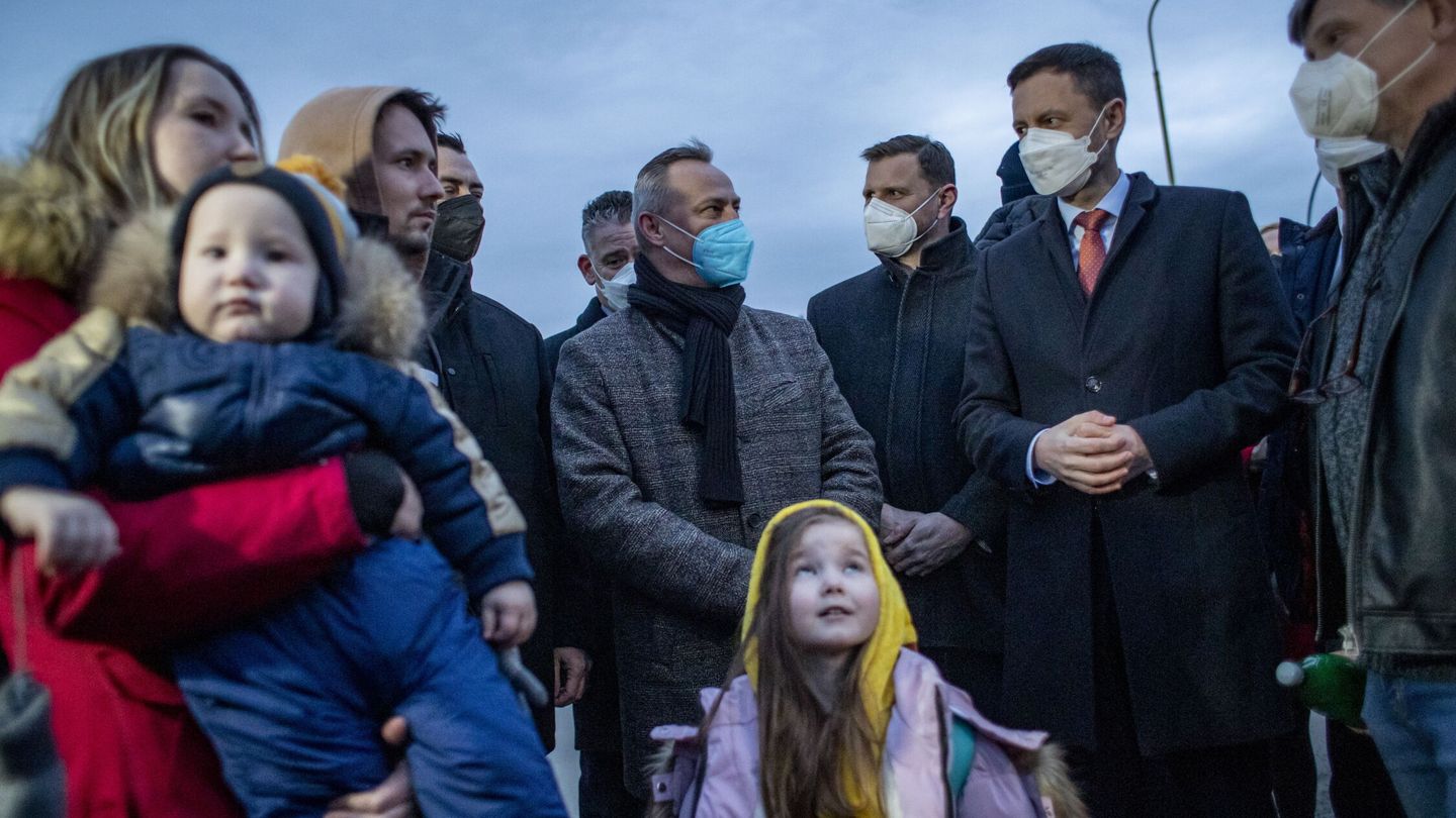 El primer ministro de Eslovaquia habla con personas llegadas de Ucrania. (EFE/Martin Divisek) 