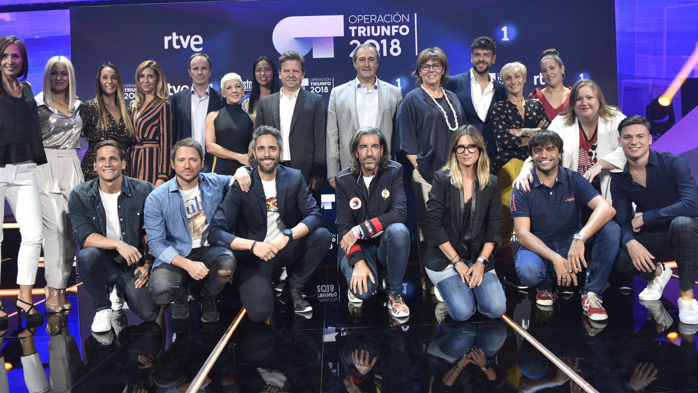 Roberto Leal con el equipo de 'OT 2018'. (RTVE)