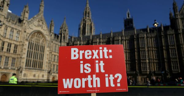 Foto: Una pancarta contra el Brexit ante el Parlamento británico. (Reuters)