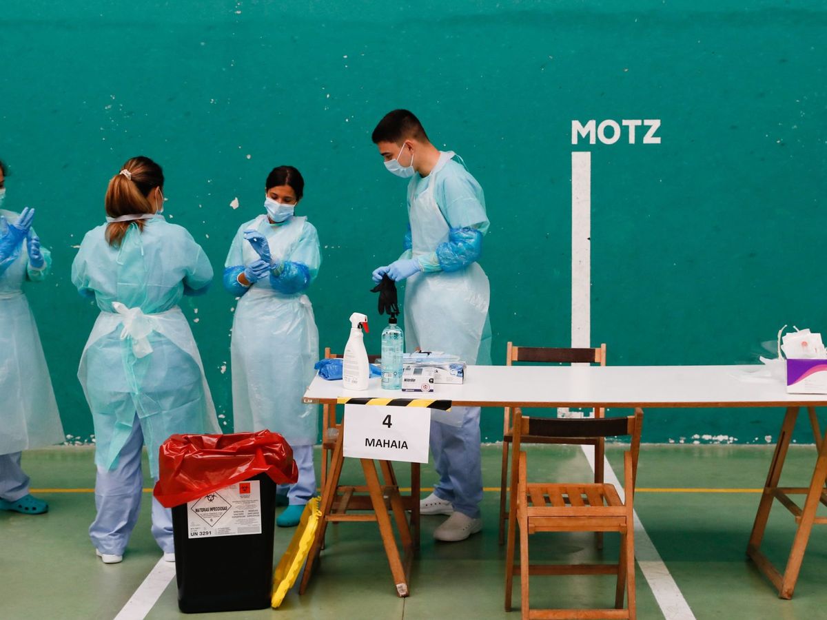 Foto: Miembros del dispositivo sanitario establecido en Getaria ante un posible brote de covid-19. (EFE)