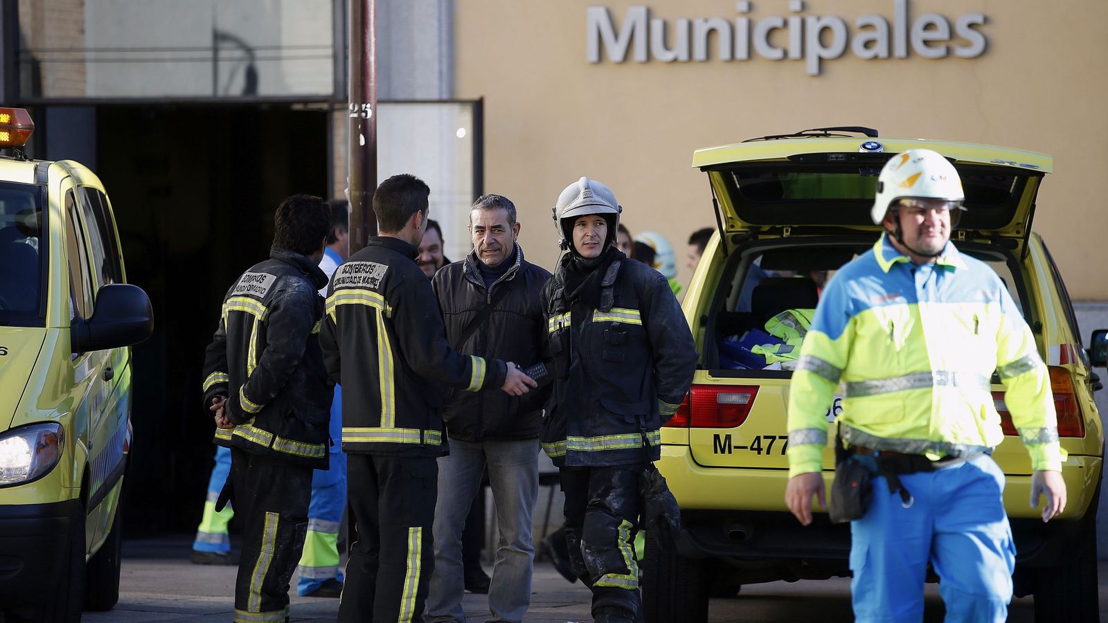 Foto: - Efectivos de los bomberos de la Comunidad de Madrid y del servicio de emergencias SUMMA. (Efe)