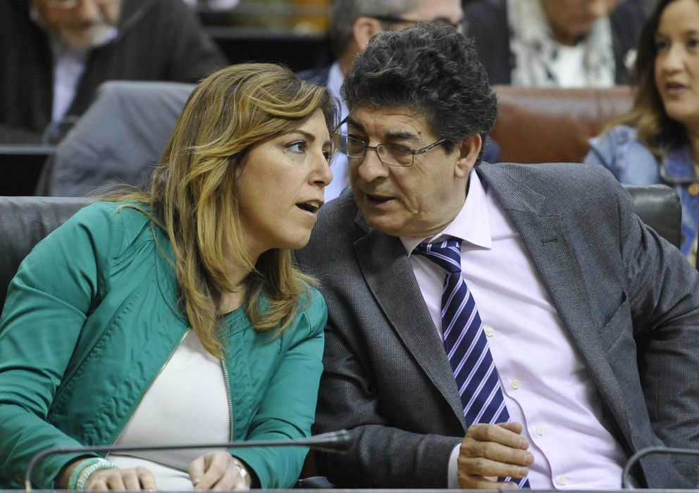 Foto: La presidenta de la Junta, Susana Díaz, conversa con el vicepresidente del ejecutivo, Diego Valderas. (EFE)