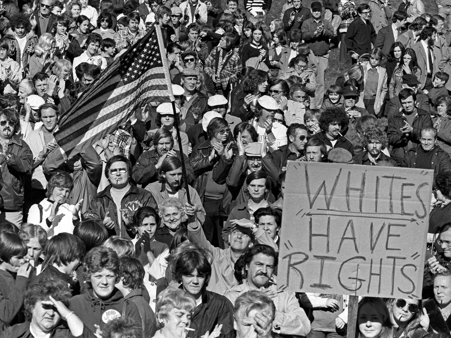 Protesta en Boston contra la integración entre alumnos blancos y negros en 1975. (Getty/Spencer Grant)