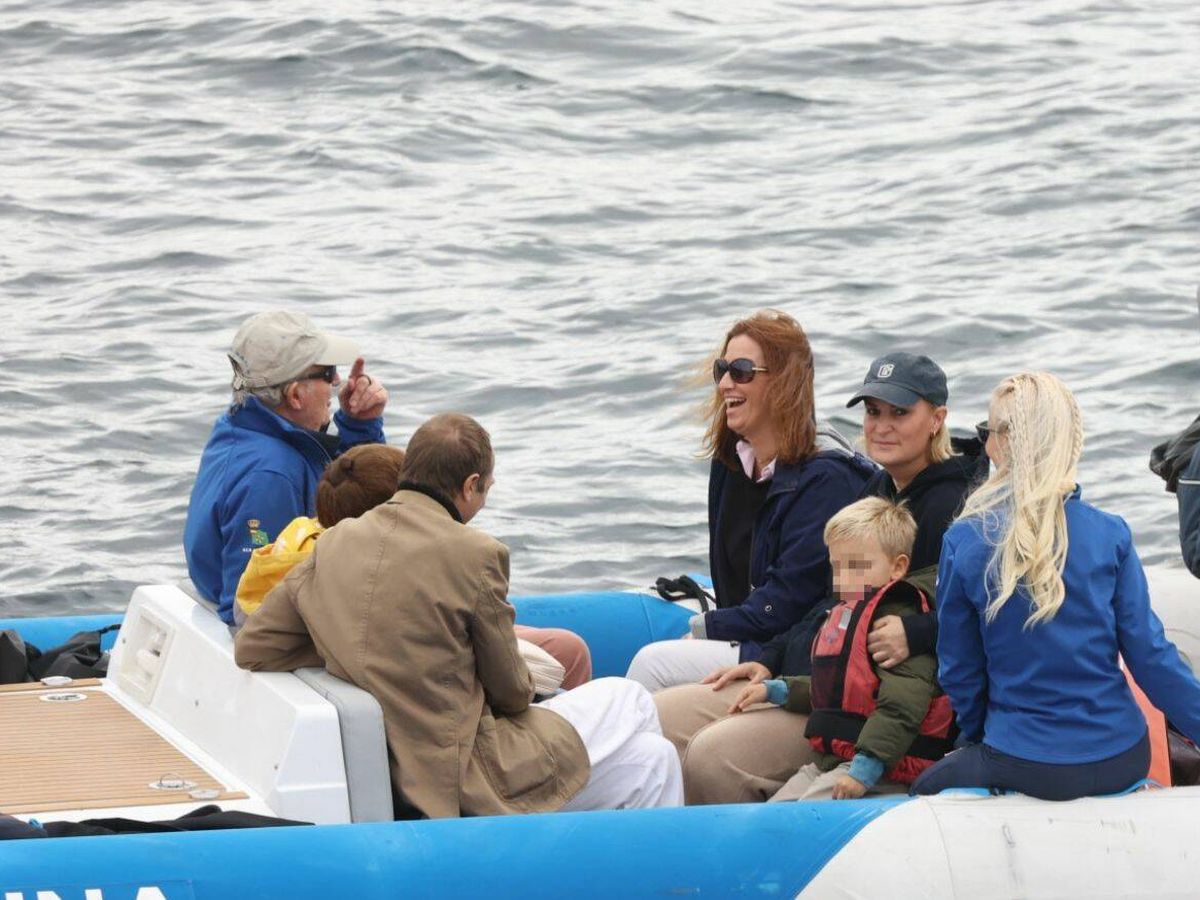 Foto: Don Juan Carlos, de agradable travesía junto a su hermana y sus sobrinos. (Gtres)