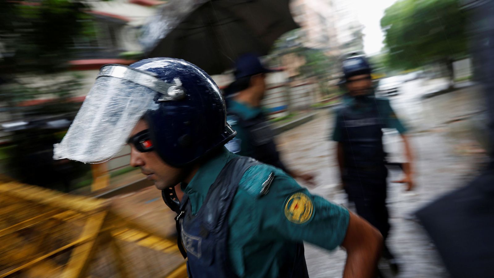Foto: Policías bangladesíes patrullan el lugar del atentado en Dacca, el 3 de julio de 2016 (Reuters)