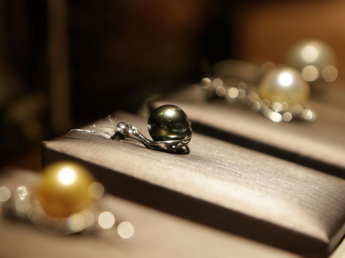 Foto: Encontrar una perla negra en el interior de una almeja es algo que solo pasa una vez en la vida (EFE/Hein Htet)