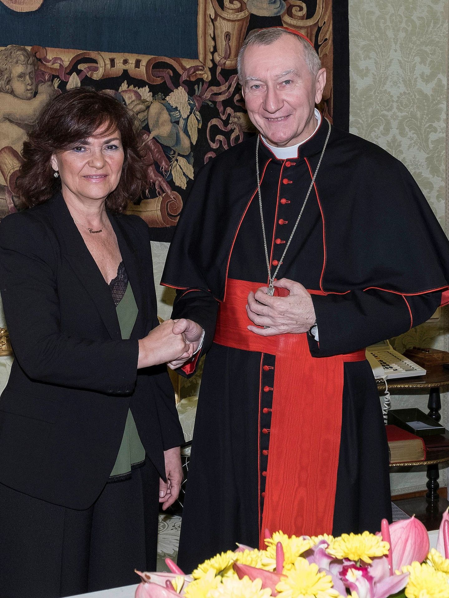 La vicepresidenta del Gobierno, Carmen Calvo, y el secretario de Estado del Vaticano, Pietro Parolin, este 29 de octubre en la Ciudad del Vaticano, durante su reunión. (EFE)