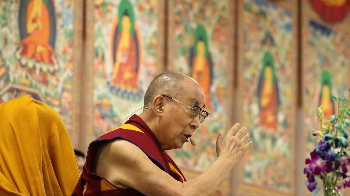 El Dalái Lama se disculpa tras pedirle a un niño que "chupe su lengua"