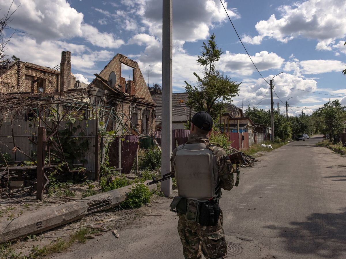 Foto: Un soldado ucraniano, en Irpin. (EFE/EPA/Roman Pilipey)