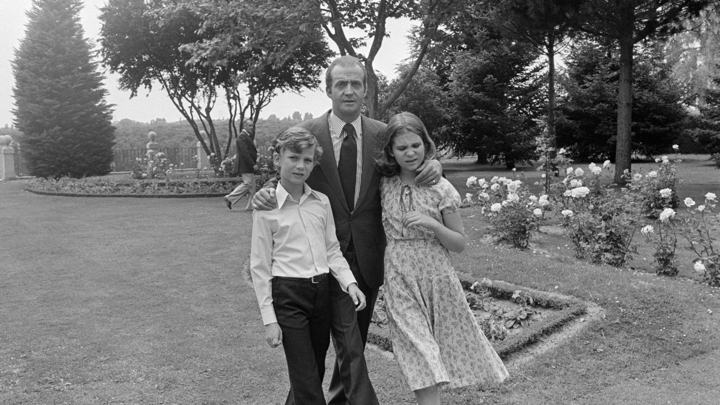 El rey Juan Carlos, con el príncipe Felipe y la infanta Elena. (Cordon Press) 