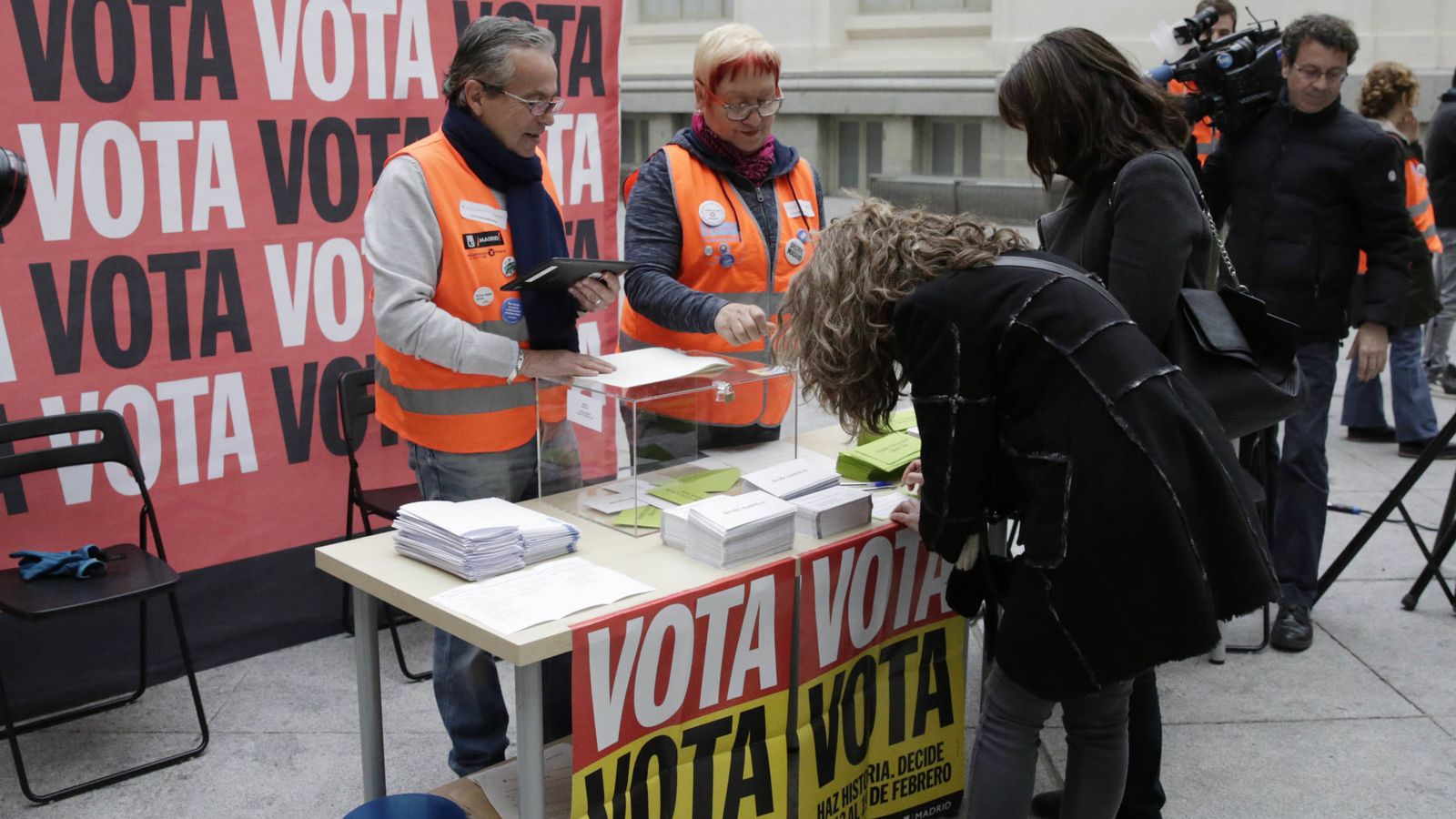 Foto: varias personan votan en las urnas colocadas en el Ayuntamiento de Madrid