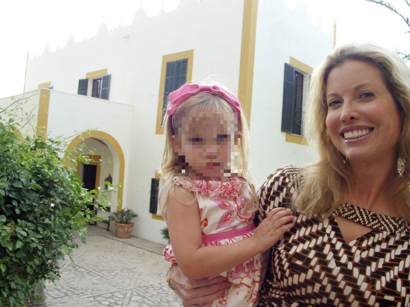 Diandra Luker, con una de sus hijas posando en S'Estaca. (Gtres)