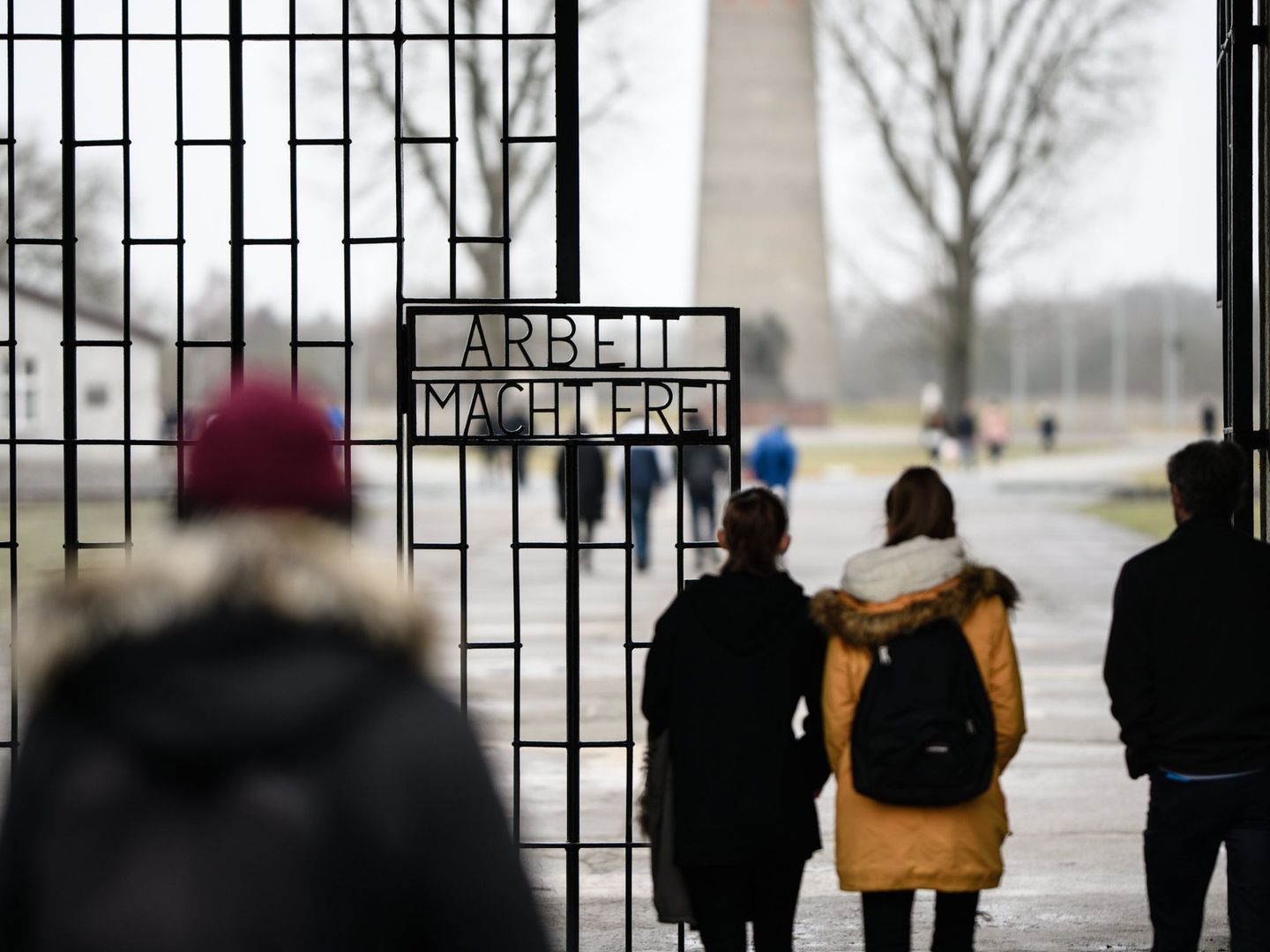 La frase 'Arbeit macht frei' ('el trabajo os hará libres') en la puerta del campo de concentración de Sachsenhausen, cerca de Berlín. (Reuters)